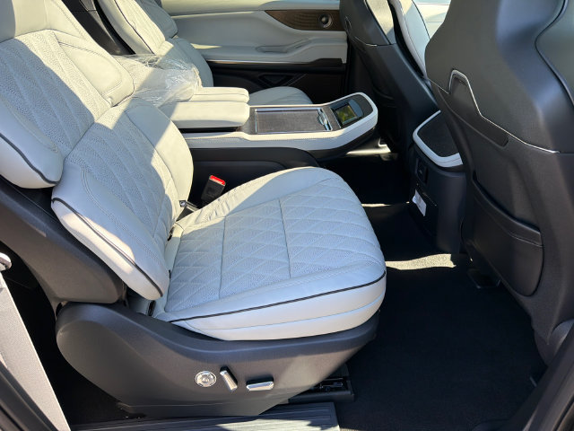New 2027 Lincoln Navigator L Black Label AWD/4WD image 15