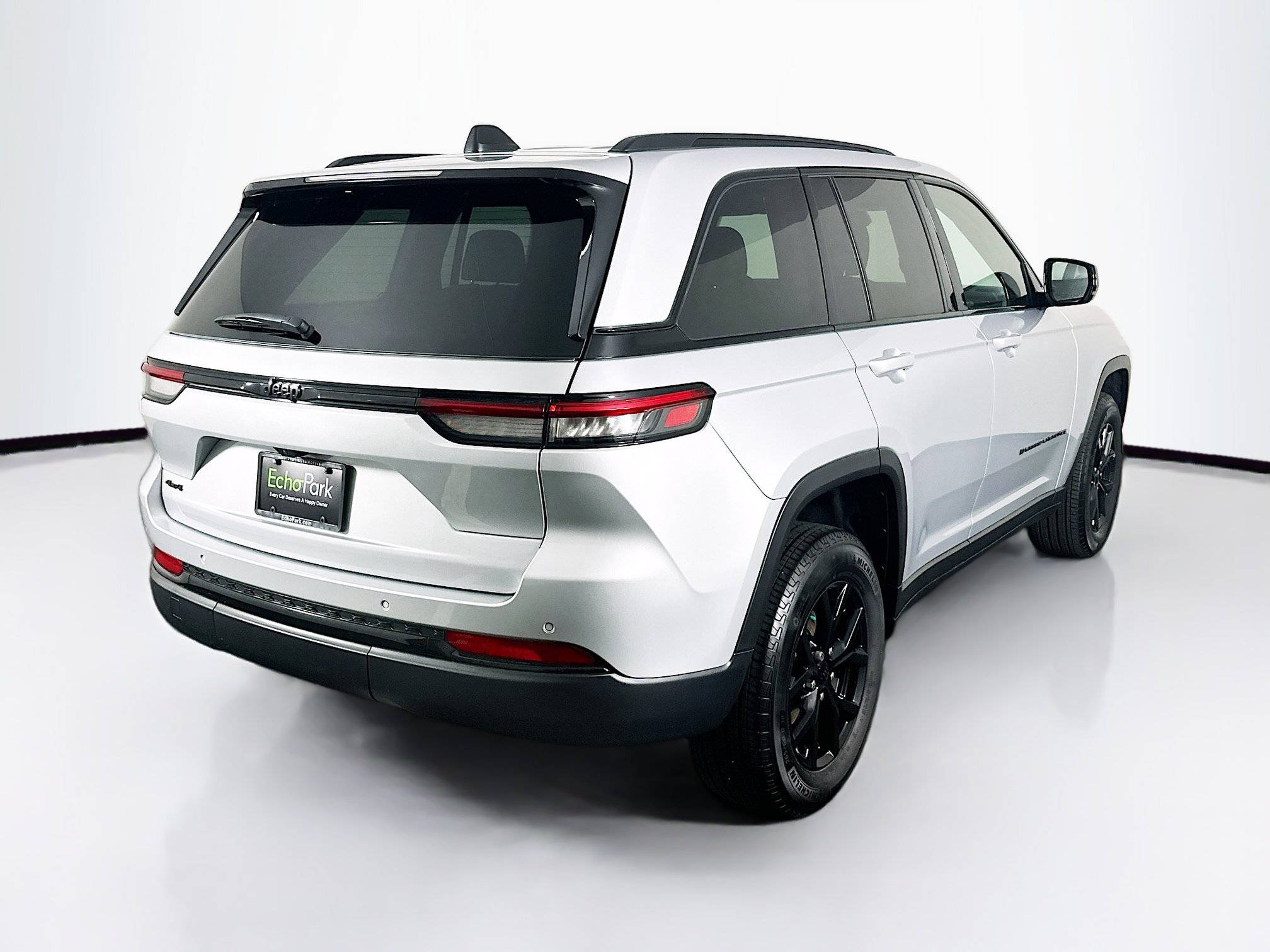 Used 2024 Jeep Grand Cherokee Altitude AWD/4WD image 9
