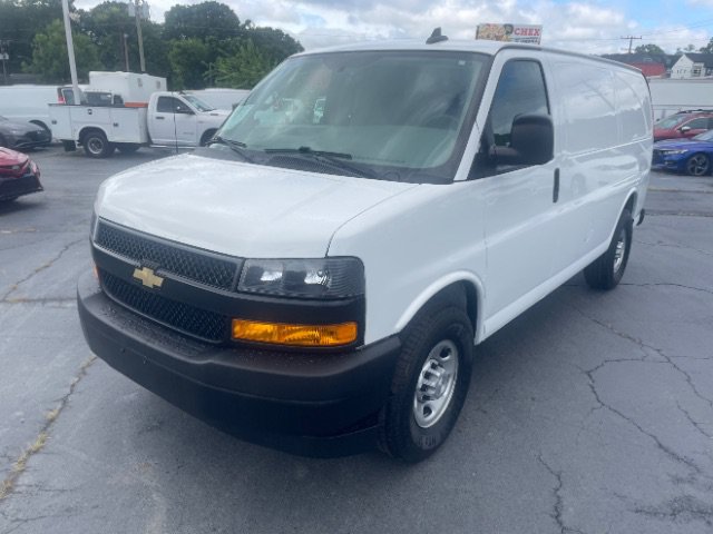 Used 2021 Chevrolet Express 3500 w/ Driver Convenience Package RWD image 4