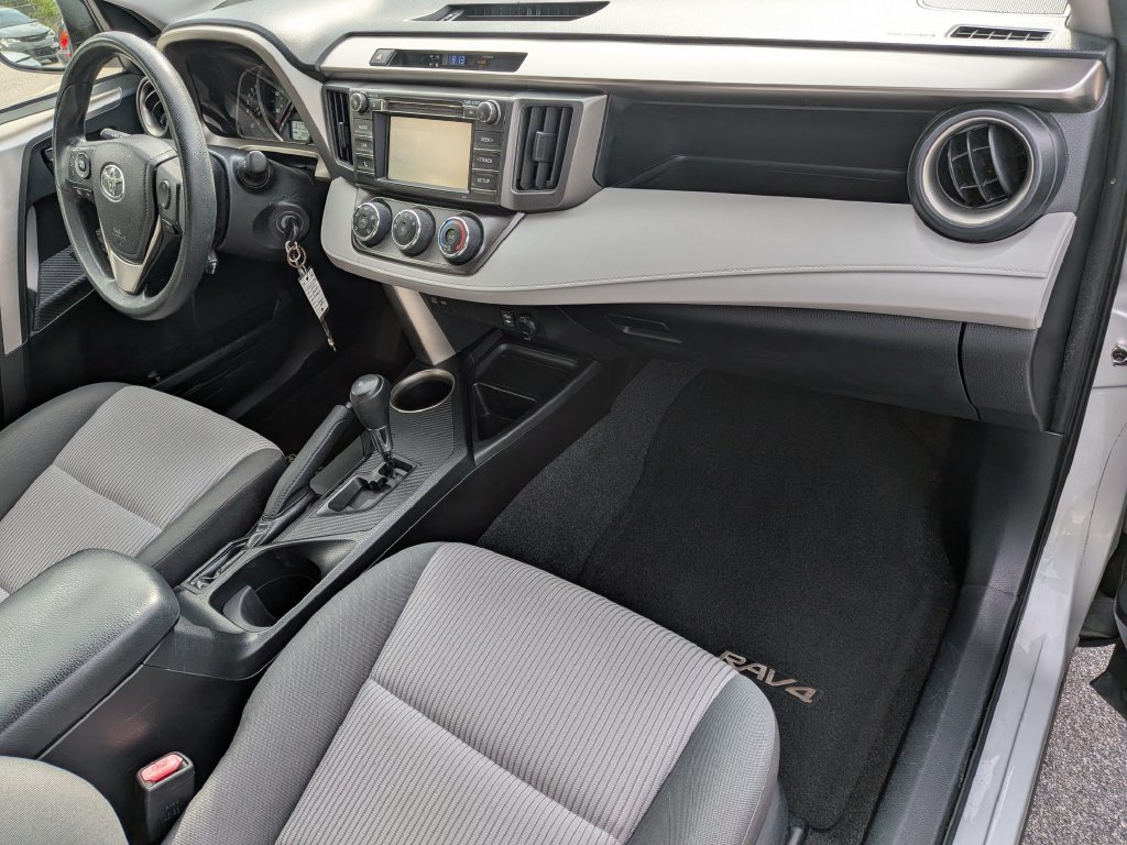 Used 2015 Toyota RAV4 LE FWD image 28