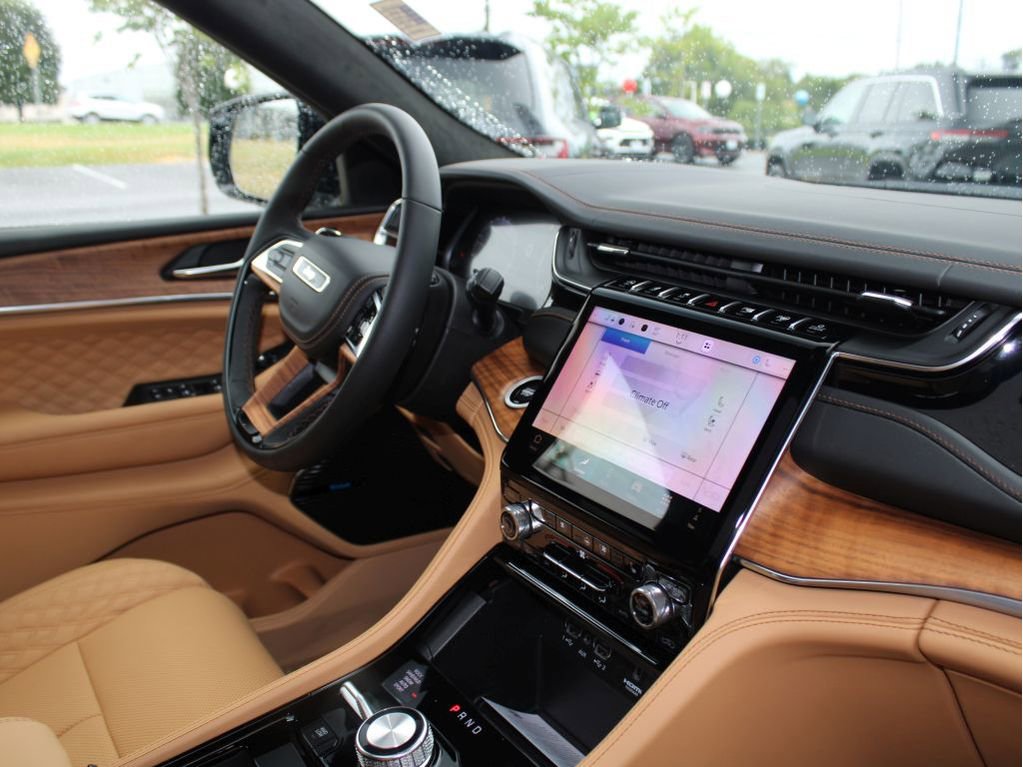 New 2025 Jeep Grand Cherokee Summit image 32