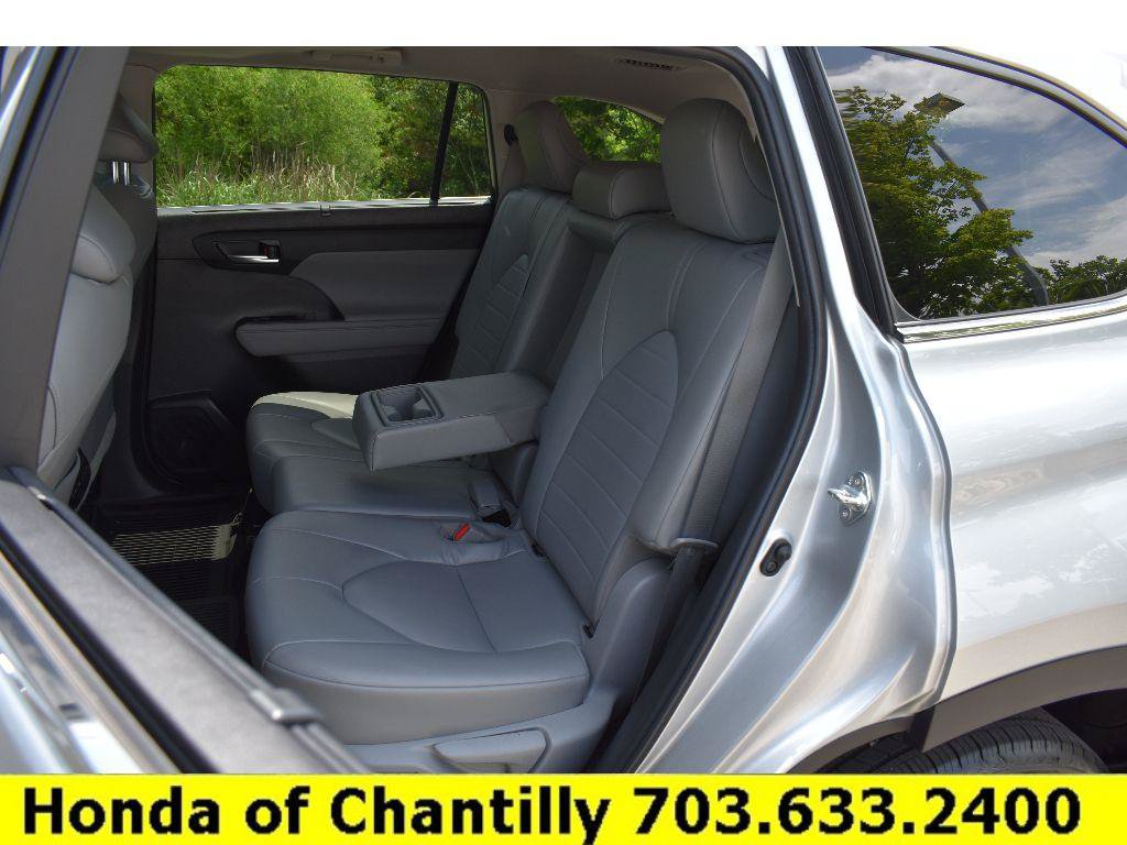 Used 2022 Toyota Highlander XLE AWD/4WD image 29