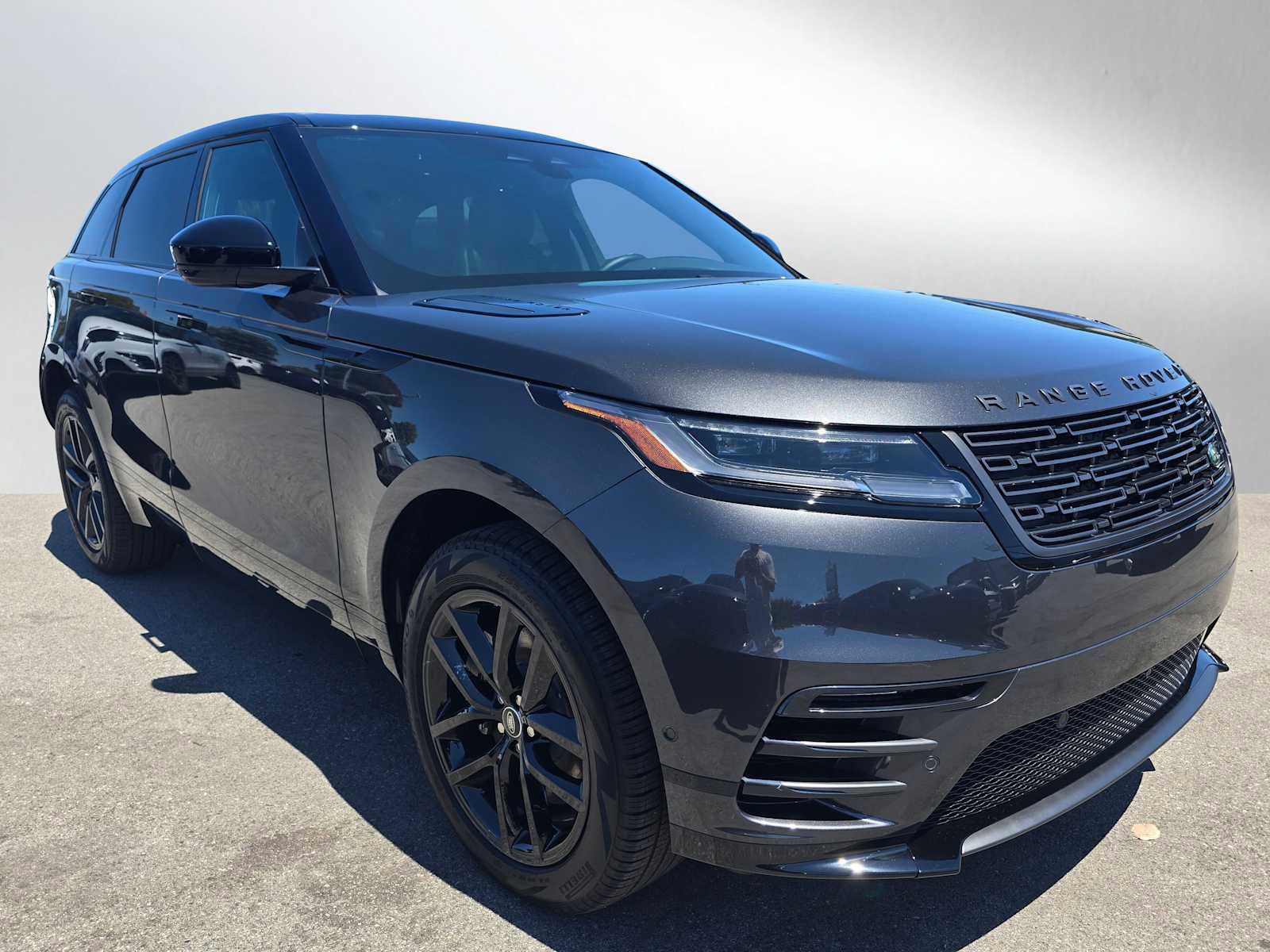 Used 2026 Land Rover Range Rover Velar Dynamic SE image 1