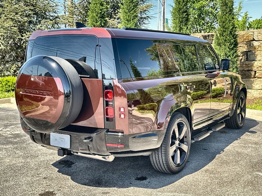 Used 2025 Land Rover Defender 130 X-Dynamic SE image 5