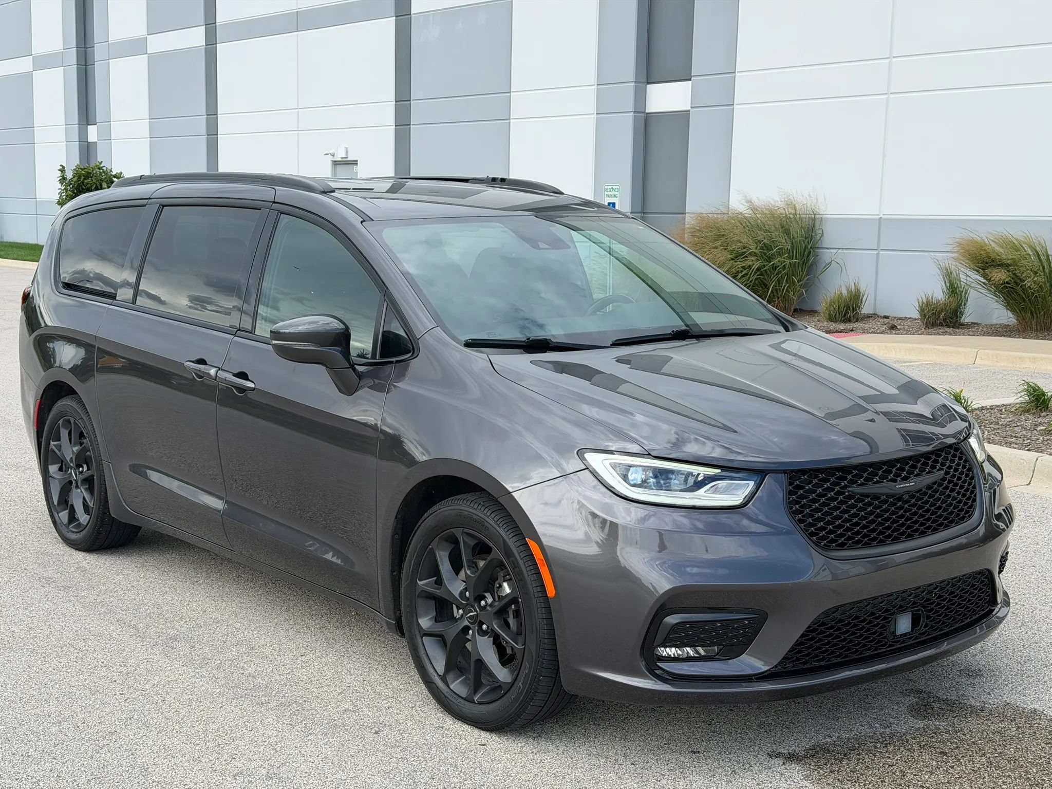 Used 2021 Chrysler Pacifica Touring w/ S Appearance Package FWD image 3