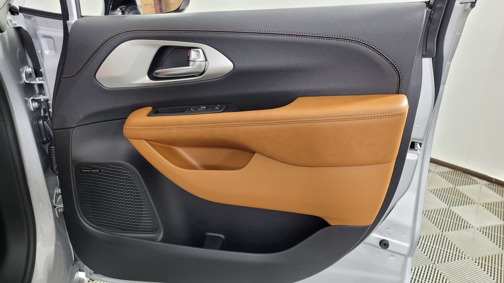 New 2026 Chrysler Pacifica Pinnacle AWD/4WD image 40