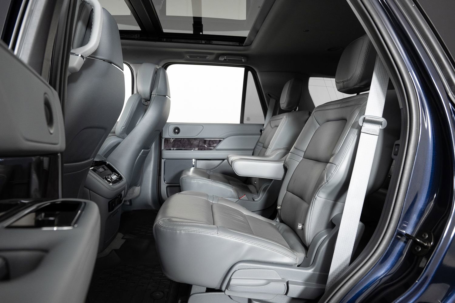 Used 2021 Lincoln Navigator Reserve w/ Cargo Convenience Package image 18