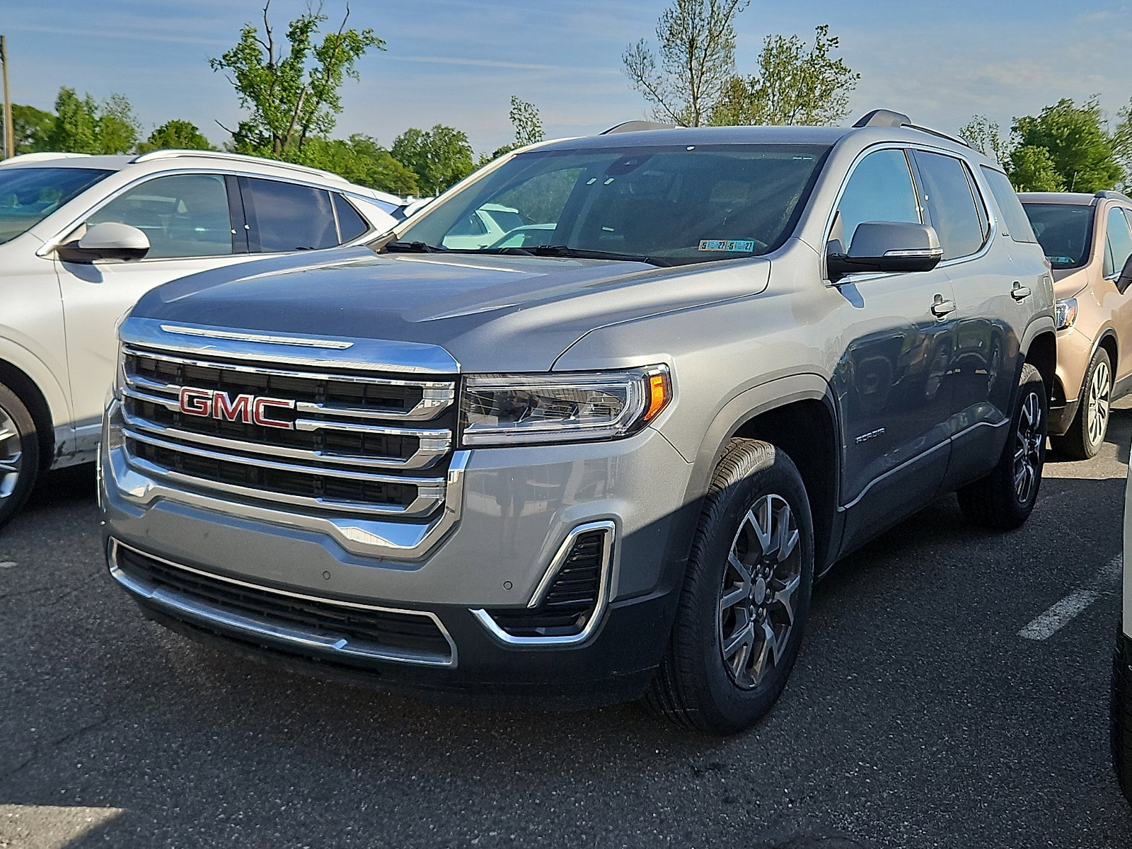 Certified 2023 GMC Acadia SLE w/ Driver Convenience Package AWD/4WD image 4