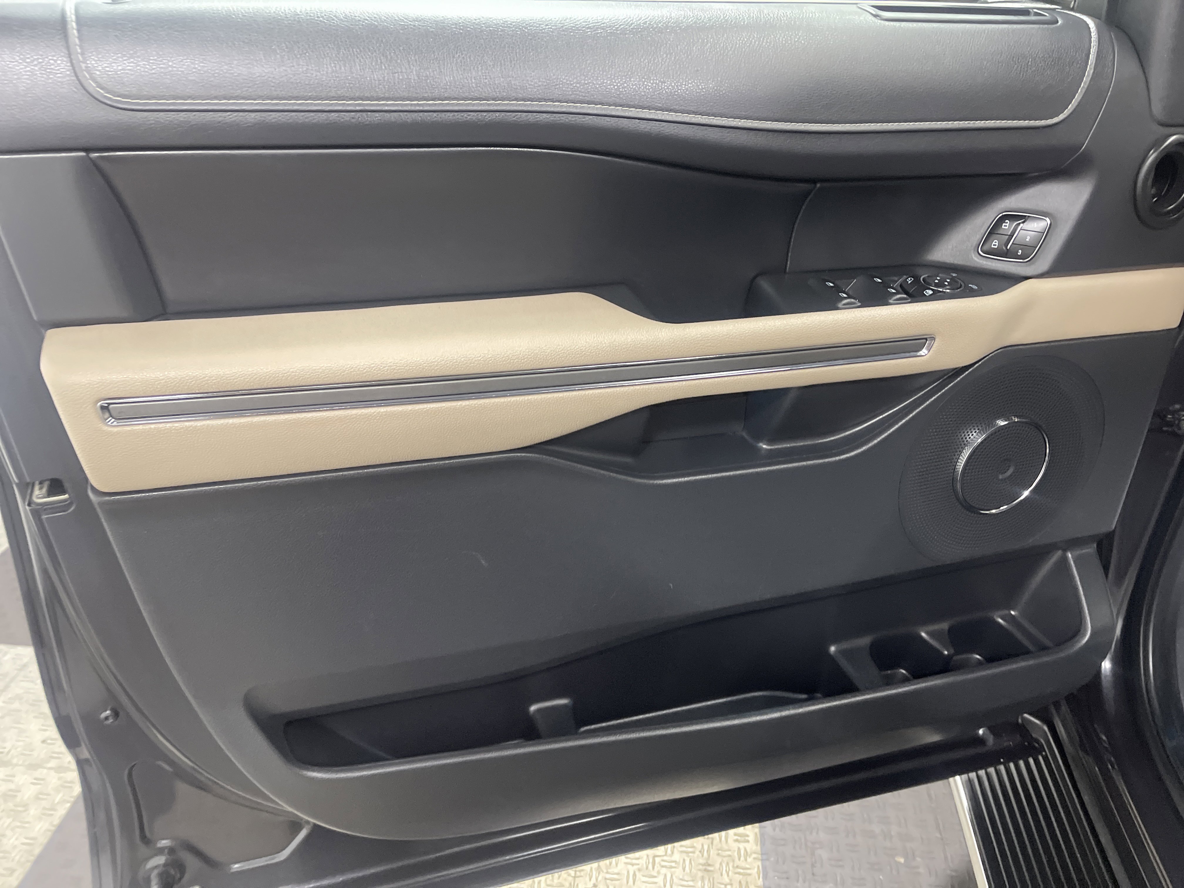 Used 2023 Ford Expedition Max XLT image 10