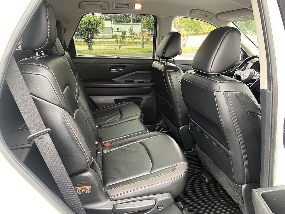 Used 2023 Nissan Pathfinder SL FWD image 18