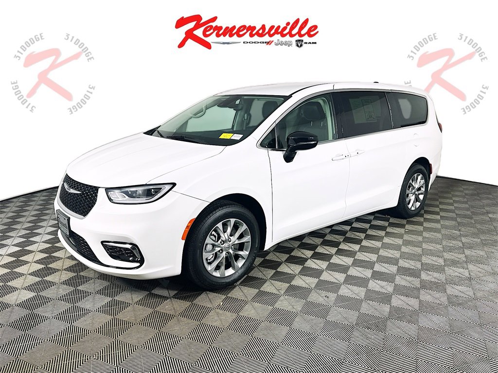 Used 2024 Chrysler Pacifica Touring-L image 3