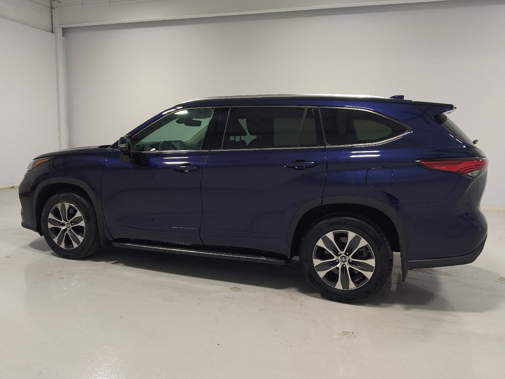 Used 2021 Toyota Highlander XLE AWD/4WD image 3