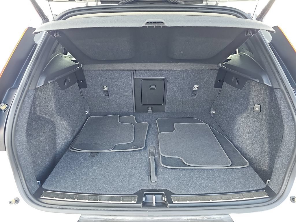 Used 2025 Volvo XC40 B5 Plus AWD/4WD image 30