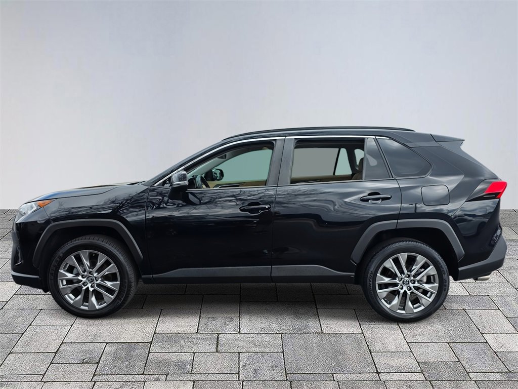 Used 2020 Toyota RAV4 XLE Premium image 4