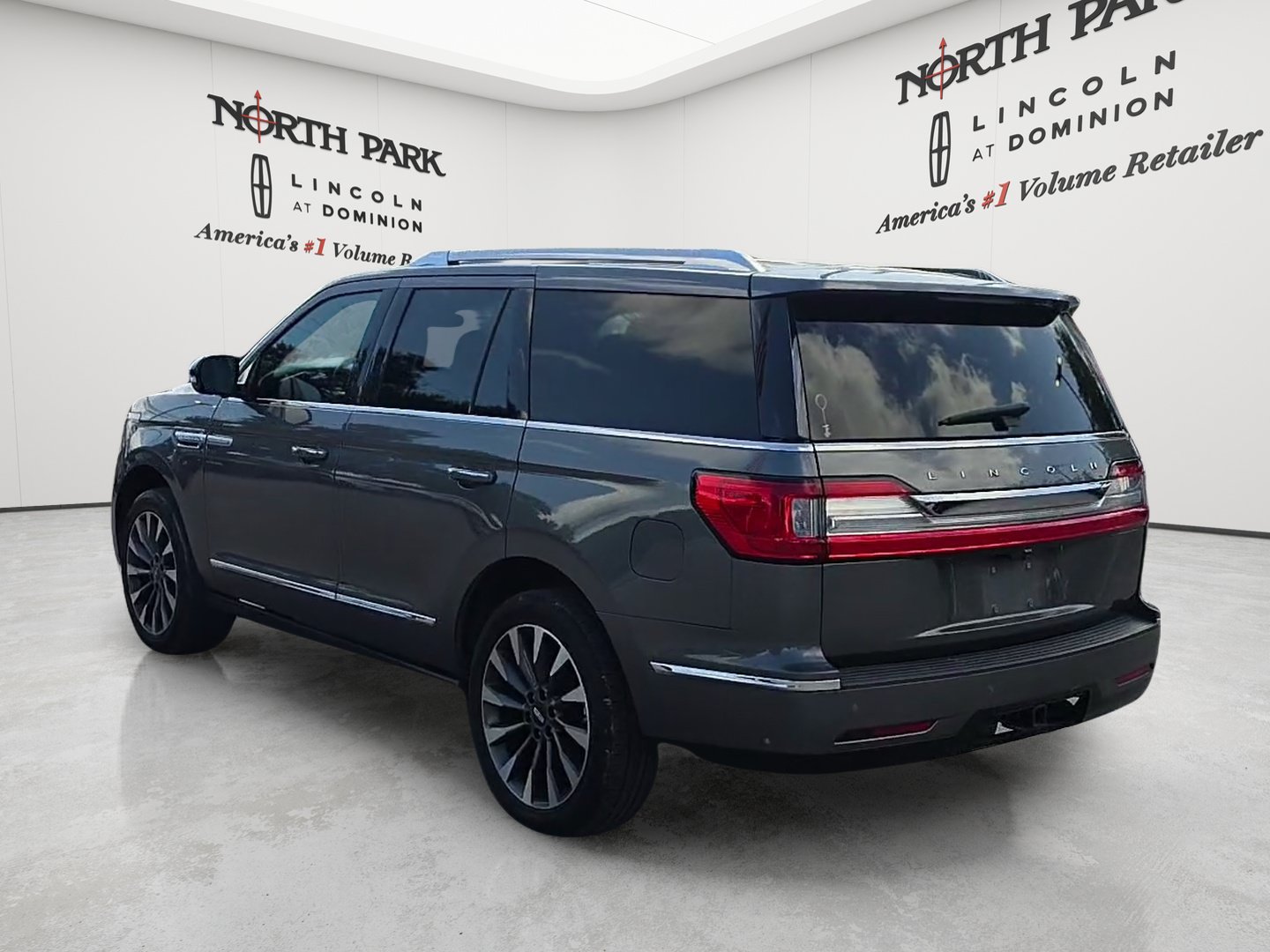 Used 2021 Lincoln Navigator Reserve w/ Luxury Package AWD/4WD image 3