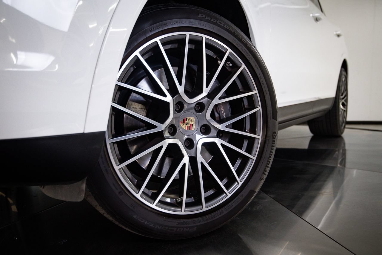 Certified 2023 Porsche Cayenne AWD/4WD image 12