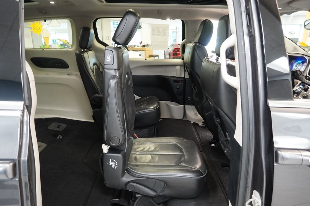 Used 2020 Chrysler Pacifica Limited FWD image 29