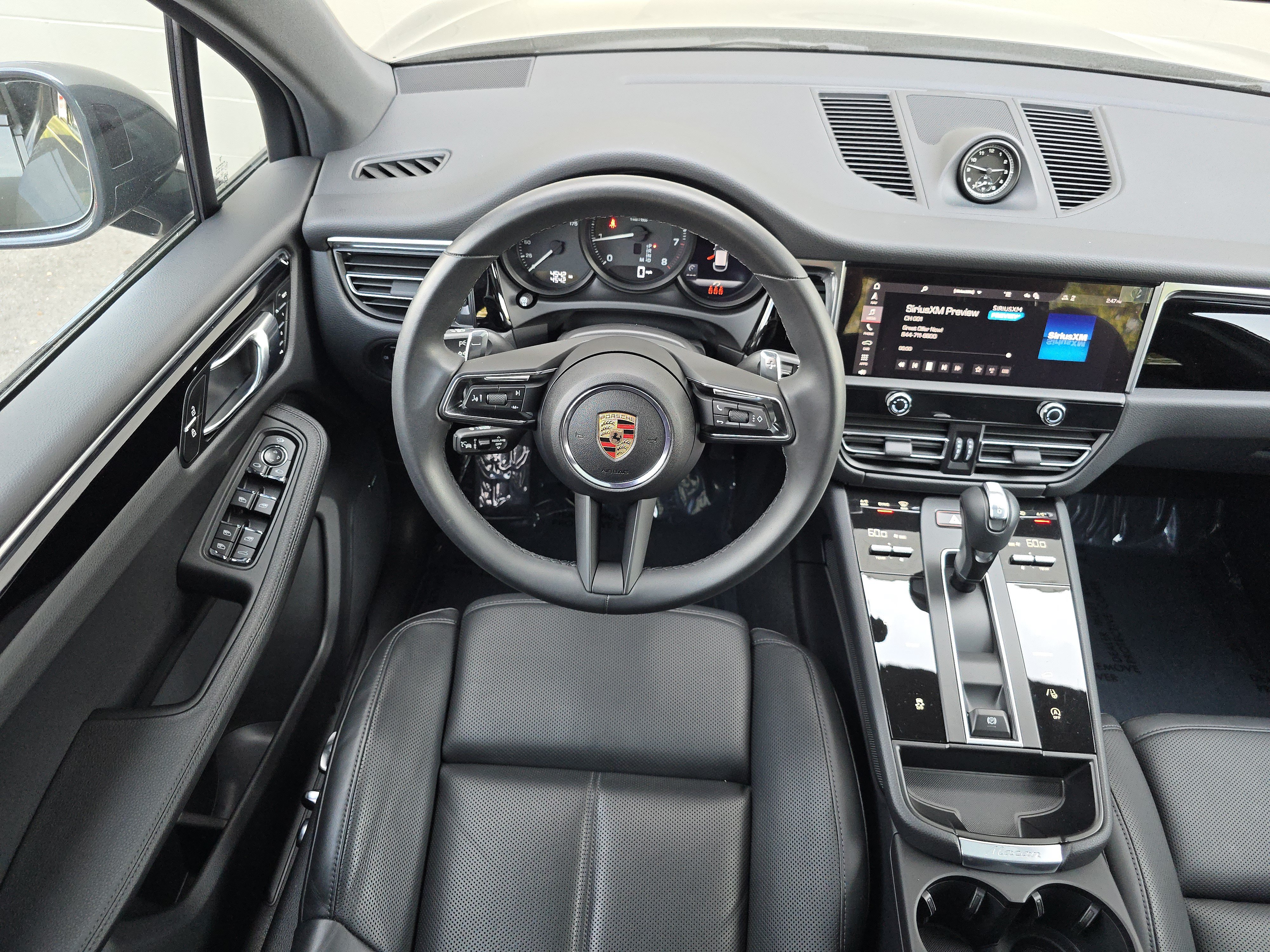 Certified 2025 Porsche Macan AWD/4WD image 24