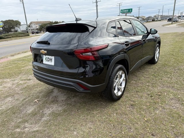 Used 2024 Chevrolet Trax LS w/ LS Convenience Package image 7