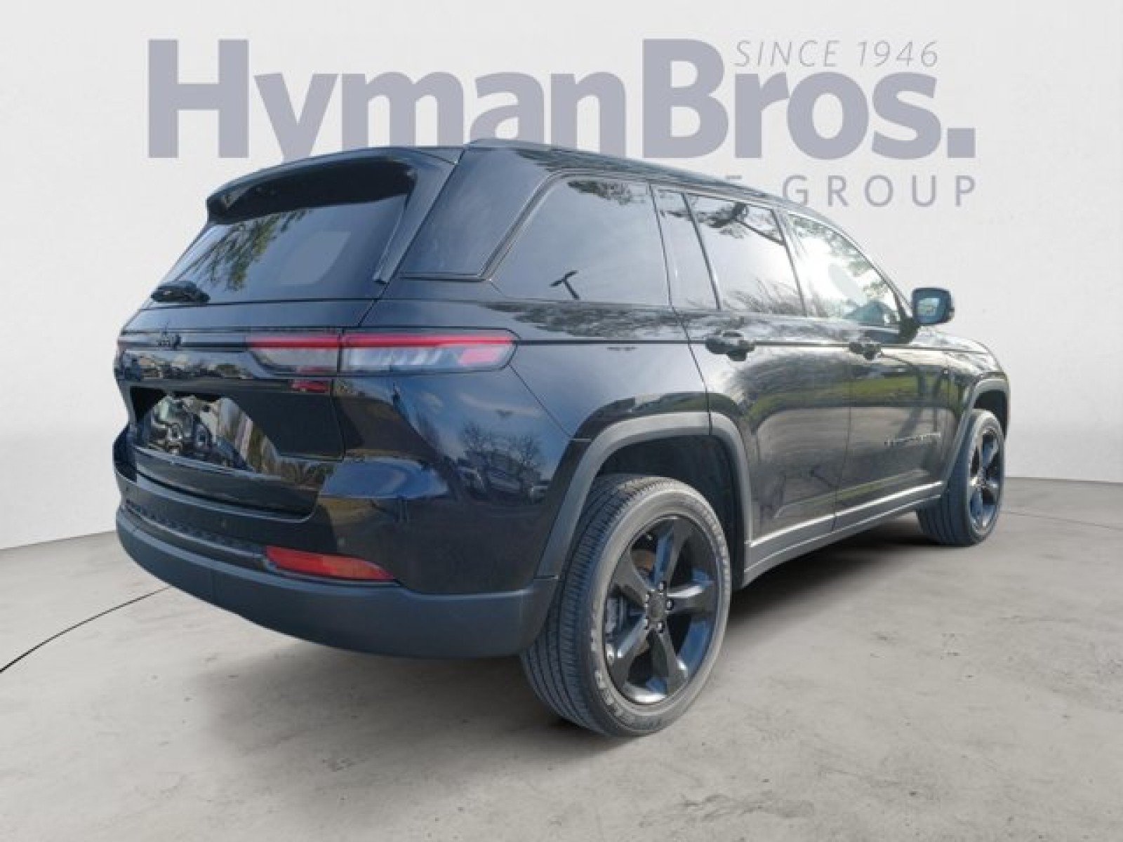 Used 2023 Jeep Grand Cherokee Altitude AWD/4WD image 3