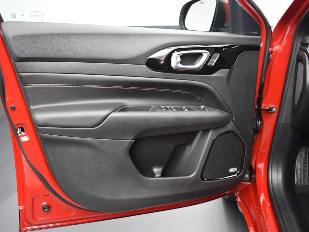 Used 2024 Jeep Compass Limited image 3