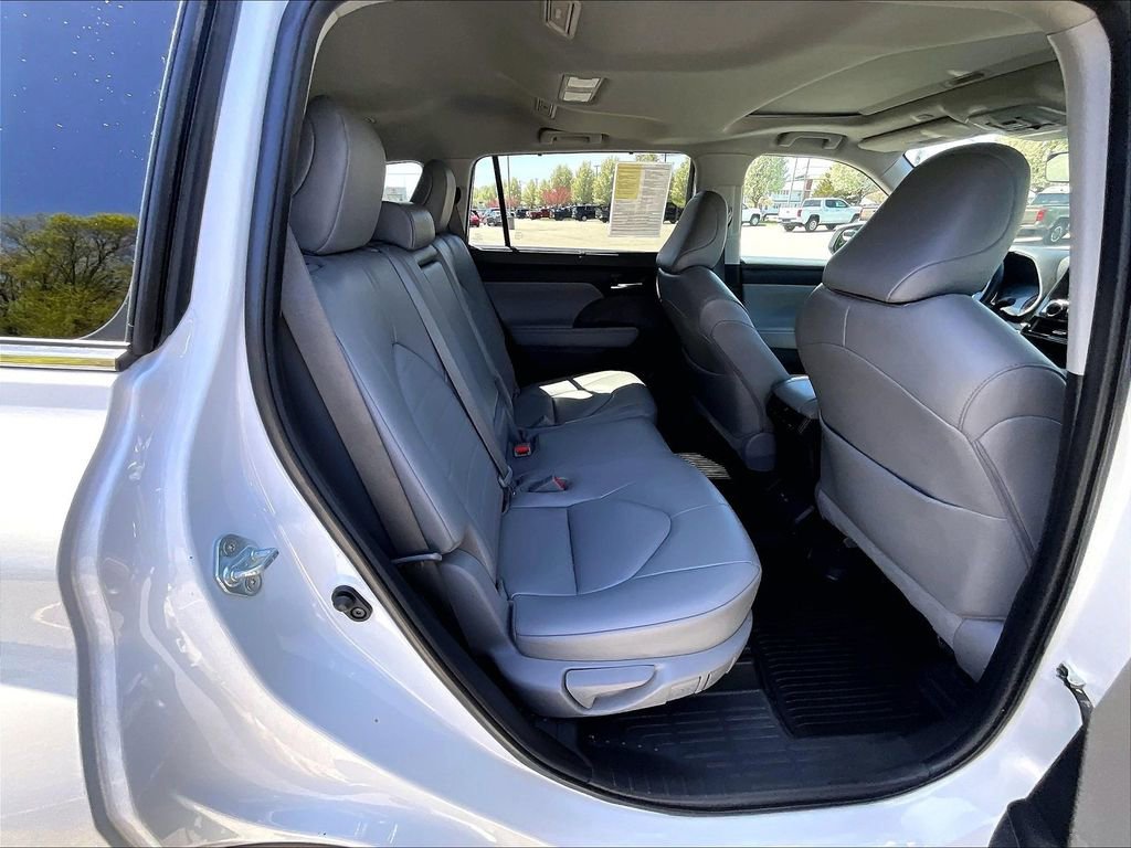 Used 2023 Toyota Highlander XLE AWD/4WD image 16
