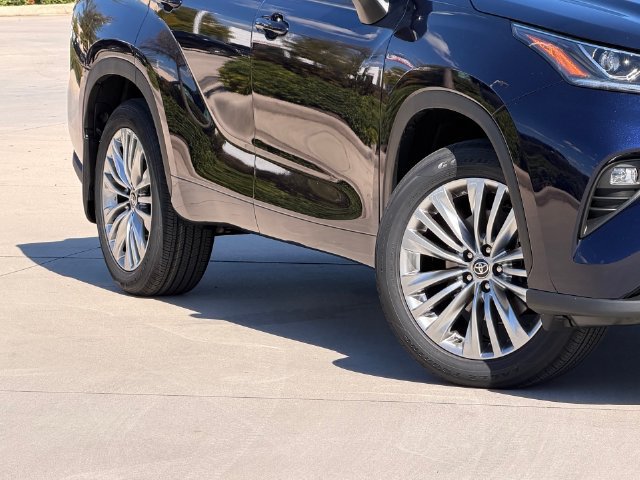 New 2026 Toyota Highlander Platinum AWD/4WD image 2