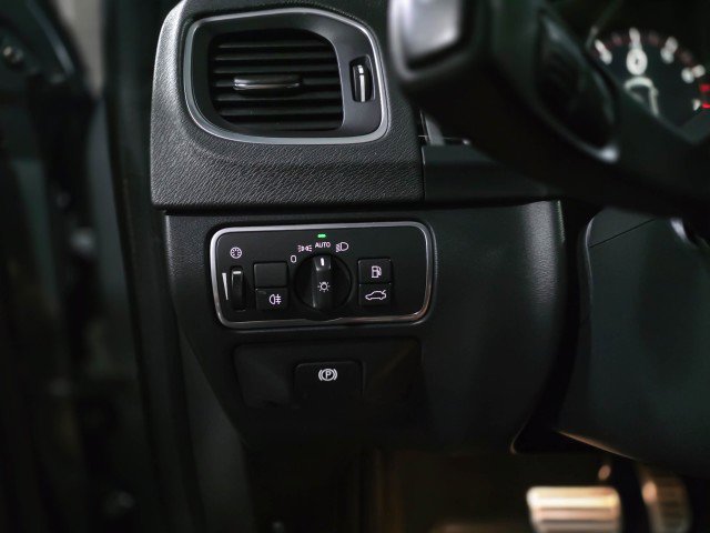 Used 2018 Volvo V60 T6 R-Design Platinum image 29