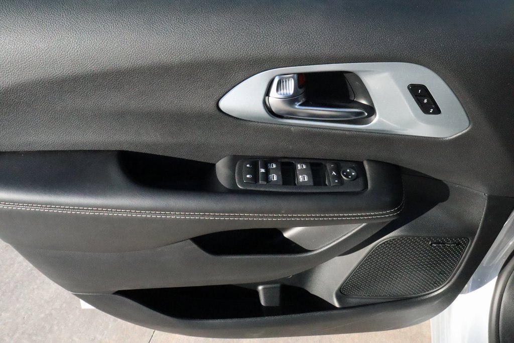 New 2026 Chrysler Pacifica Limited w/ Uconnect Theater Family Group image 19