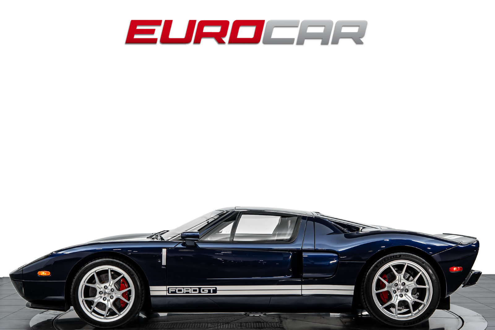 Used 2005 Ford GT RWD image 2