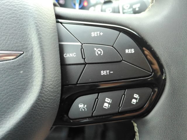 Used 2025 Chrysler Pacifica Limited FWD image 45
