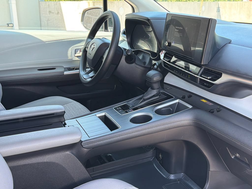 Used 2025 Toyota Sienna LE FWD image 11