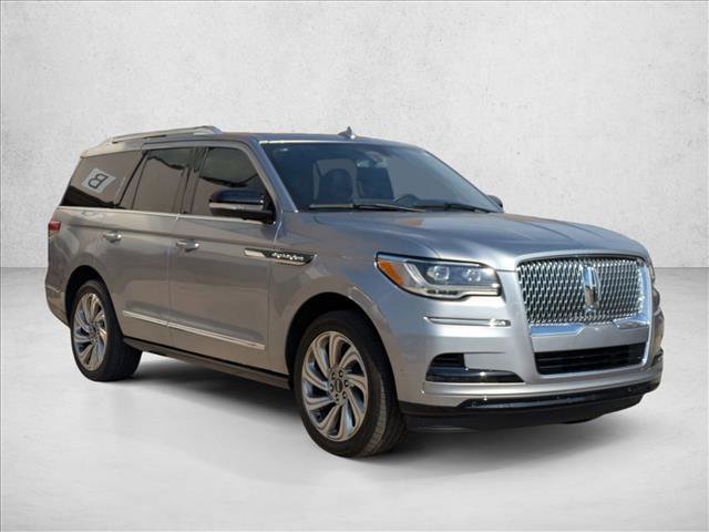 Used 2024 Lincoln Navigator Reserve image 3