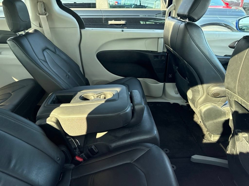 Used 2019 Chrysler Pacifica Touring-L FWD image 21