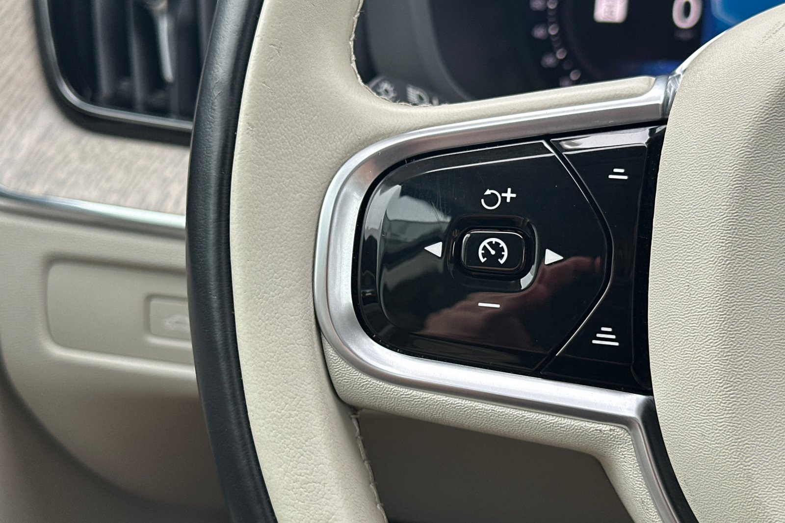 Certified 2023 Volvo XC60 B5 Plus w/ Protection Package Premier FWD image 28
