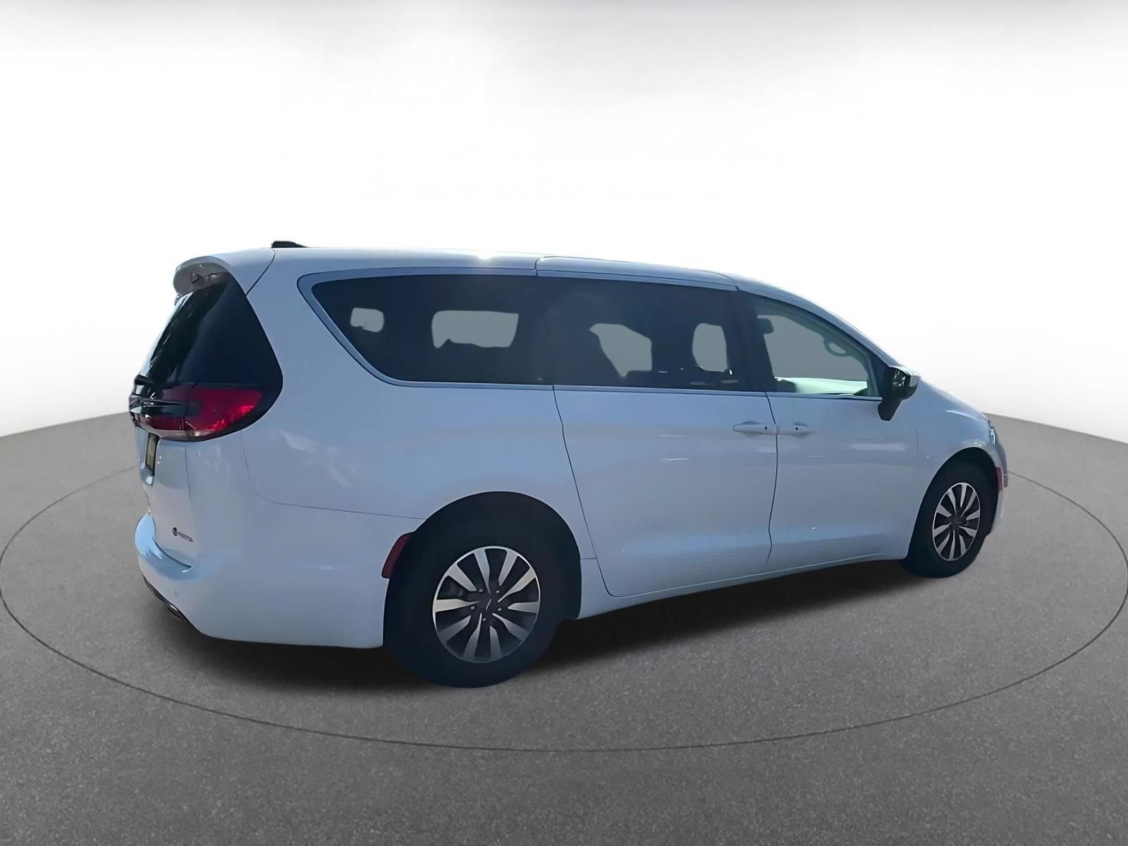 Used 2023 Chrysler Pacifica Touring-L FWD image 13