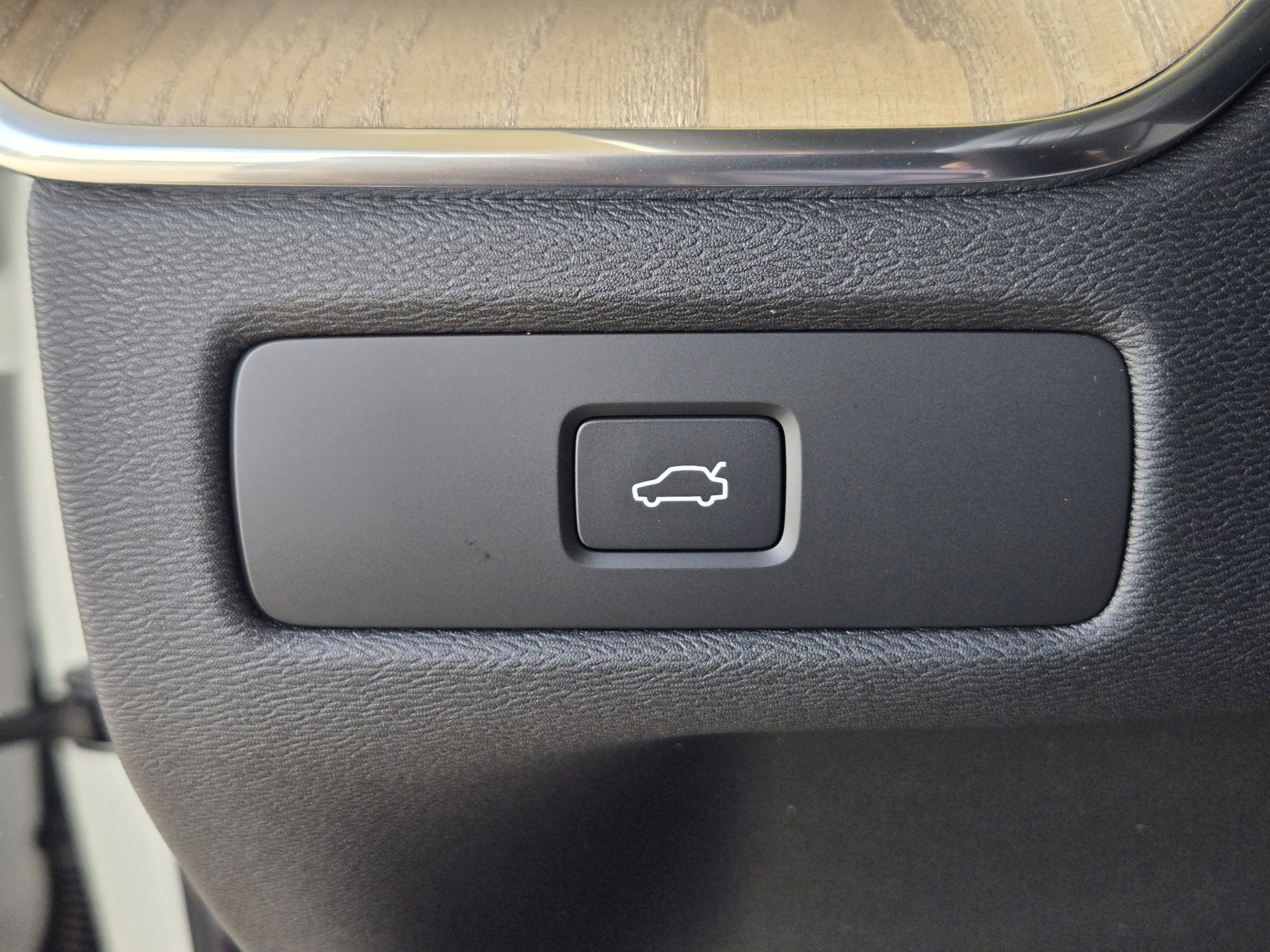 New 2026 Volvo XC60 B5 Plus w/ Protection Package Premier AWD/4WD image 17