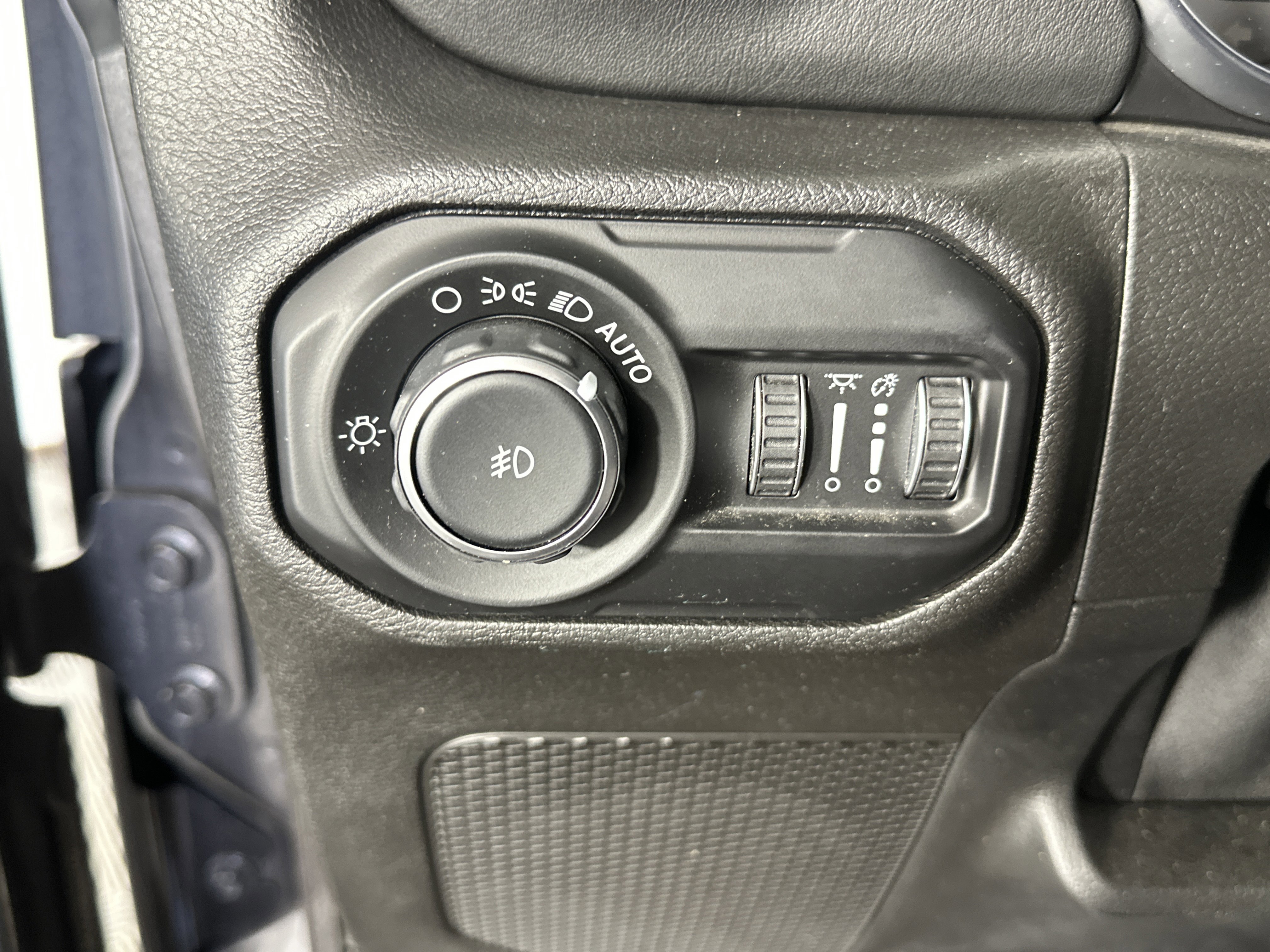 Used 2020 Jeep Wrangler Unlimited Sahara image 26