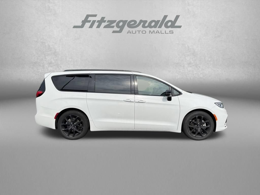 Used 2025 Chrysler Pacifica Limited FWD image 9
