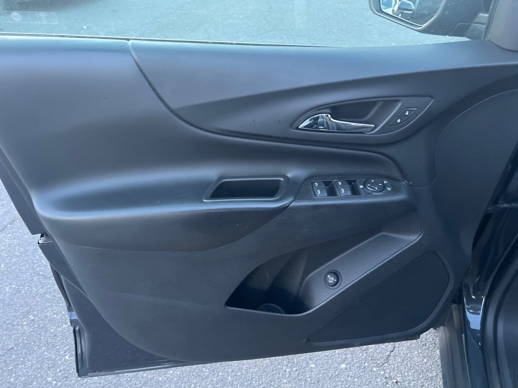 Used 2022 Chevrolet Equinox LT w/ Driver Convenience Package image 13