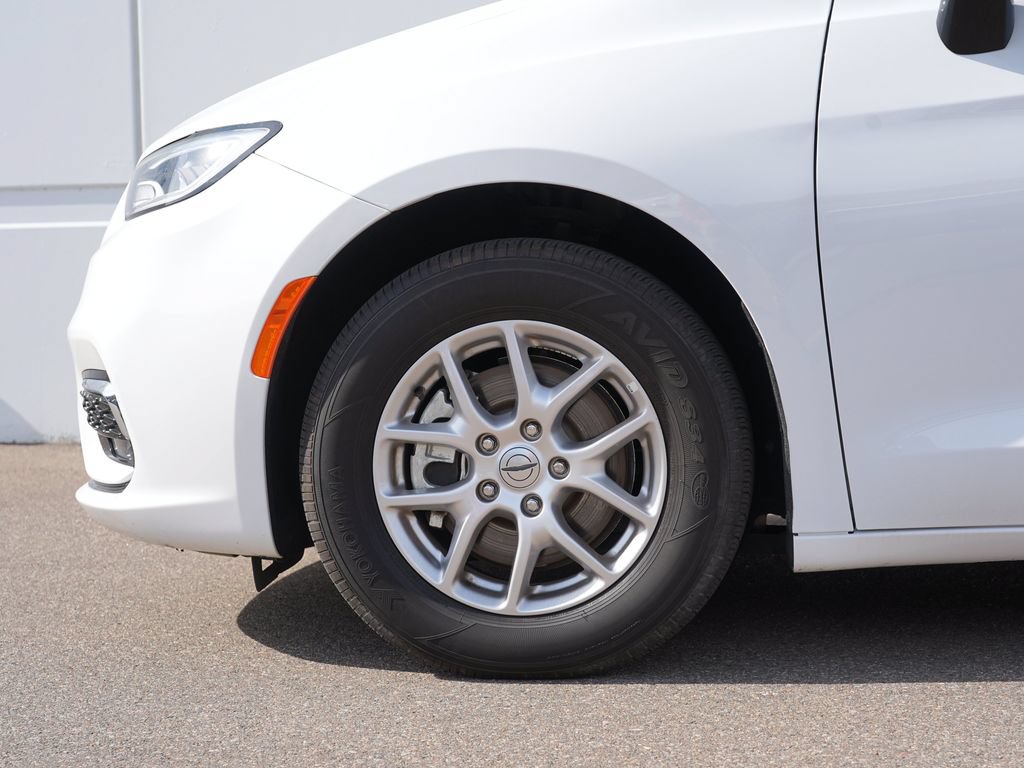 Used 2025 Chrysler Pacifica Select FWD image 10