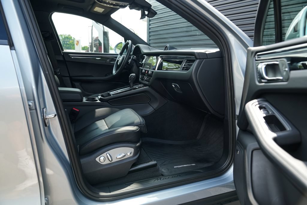Certified 2026 Porsche Macan AWD/4WD image 35