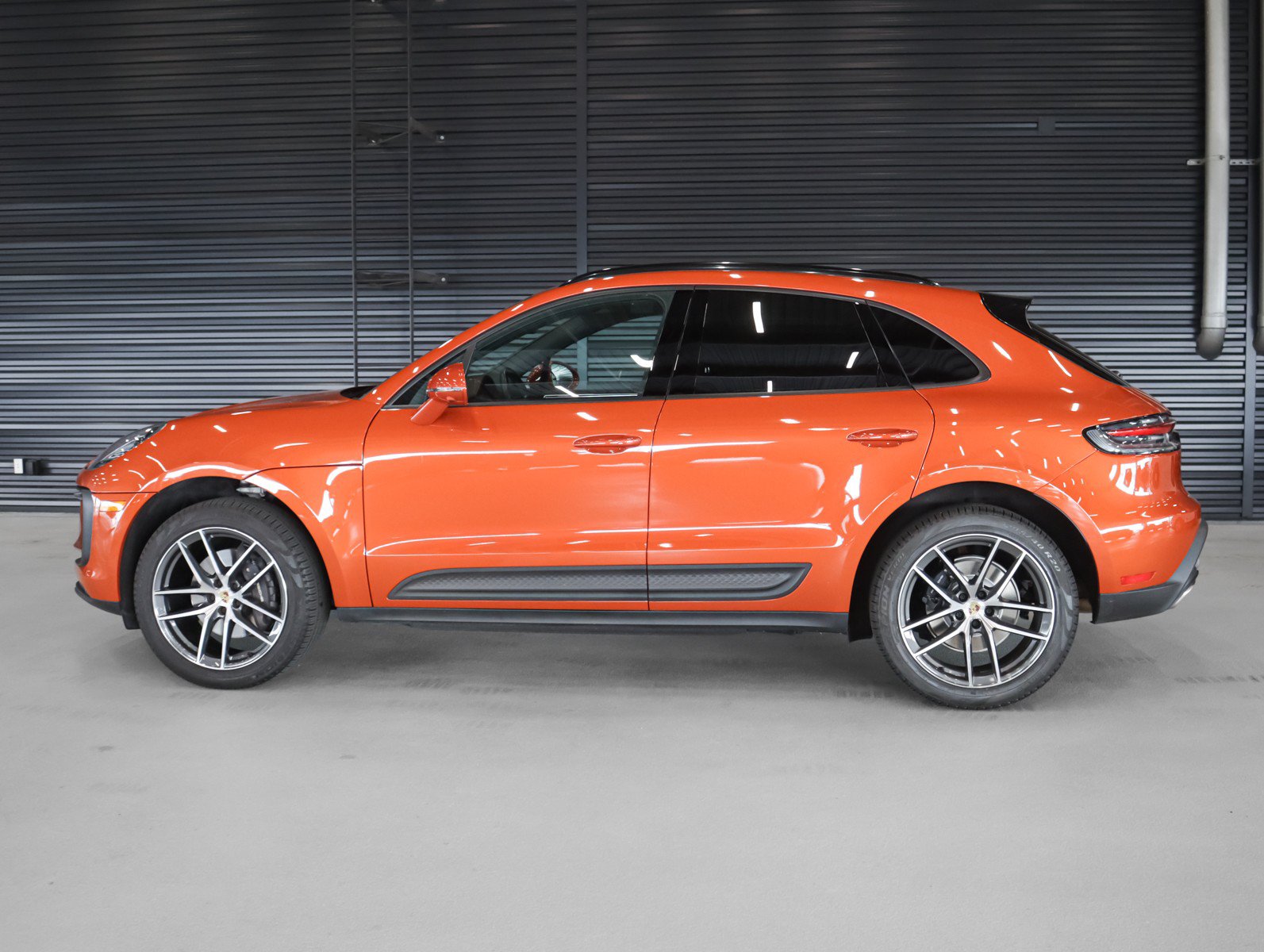 Certified 2024 Porsche Macan AWD/4WD image 2