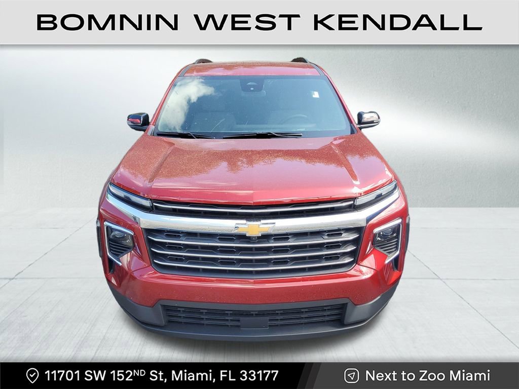 Used 2025 Chevrolet Traverse LT w/ Driver Confidence Package image 2