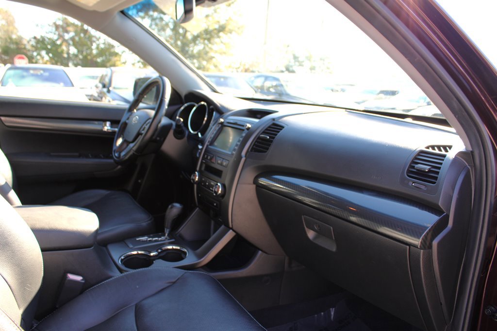 Used 2011 Kia Sorento SX image 17