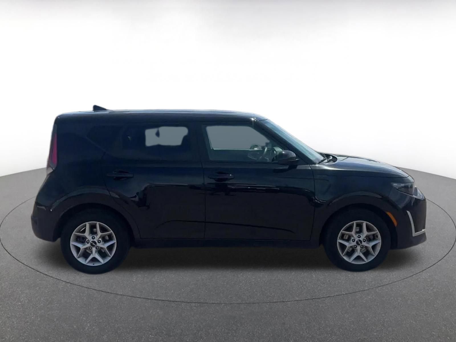 Used 2025 Kia Soul LX w/ LX Technology Package FWD image 16