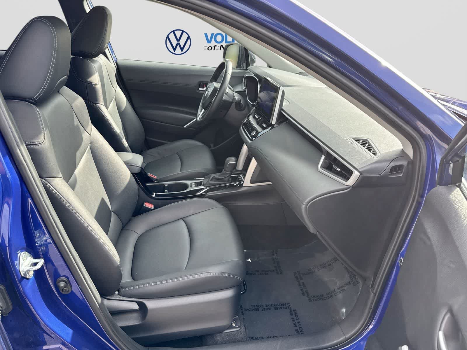 Used 2025 Toyota Corolla Cross XLE FWD image 28