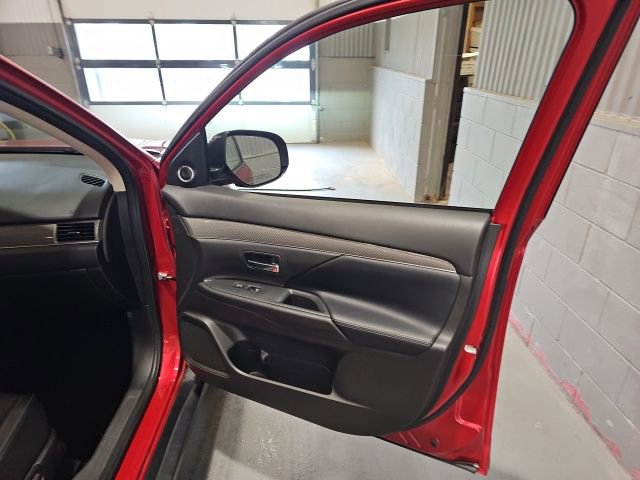 Used 2019 Mitsubishi Outlander AWD image 28