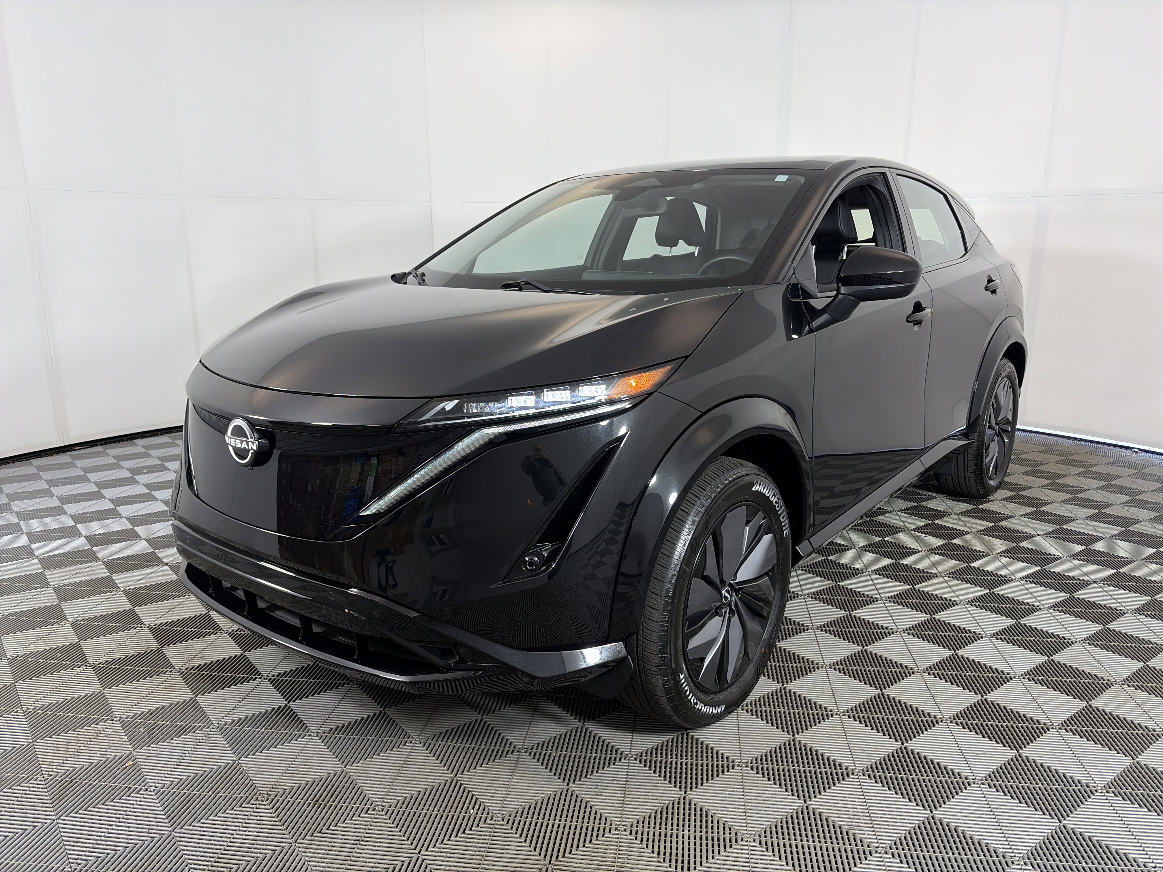 Used 2023 Nissan Ariya AWD image 2