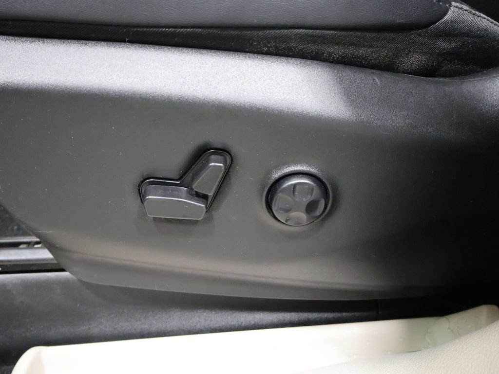 Used 2024 Chrysler Pacifica Touring-L FWD image 11